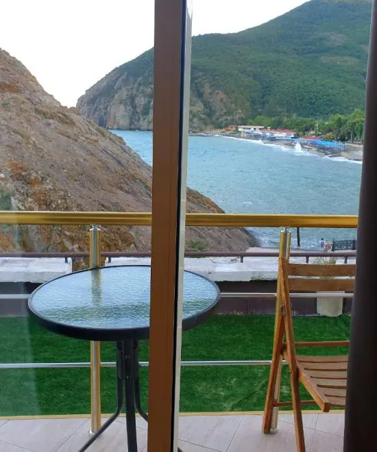 Вид с балкона в отеле «Сальвадор» на Южный берег Крыма»