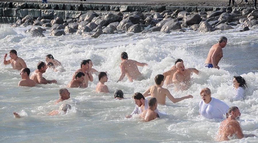 Крещение в январе на набережной Ялты